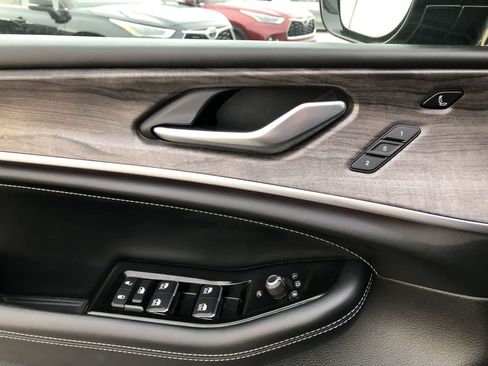 Used 2022 Jeep Grand Cherokee Overland w/ Adv Protech Group III image 27