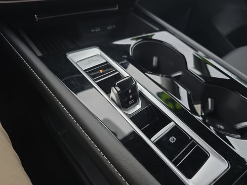 Used 2025 Volkswagen Atlas SE image 27