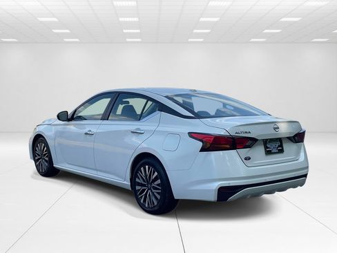 Used 2025 Nissan Altima 2.5 SV FWD image 4