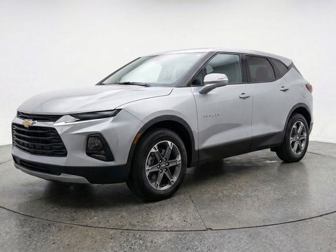 Used 2025 Chevrolet Blazer LT FWD image 3
