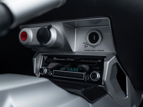 Used 2005 Ford GT RWD image 25