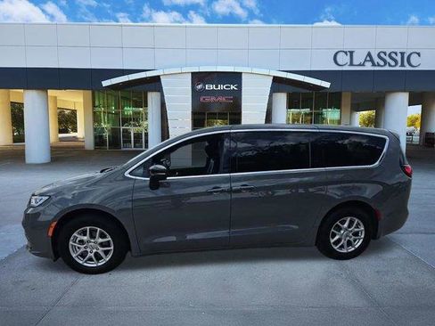 Used 2025 Chrysler Pacifica Select FWD image 4