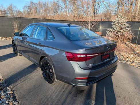 Certified 2025 Volkswagen Jetta SE w/ Sunroof Package image 3