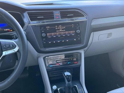 Used 2022 Volkswagen Tiguan SE image 9