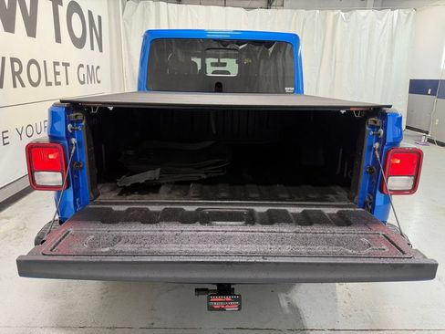 Used 2022 Jeep Gladiator Rubicon w/ Cold Weather Group AWD/4WD image 36