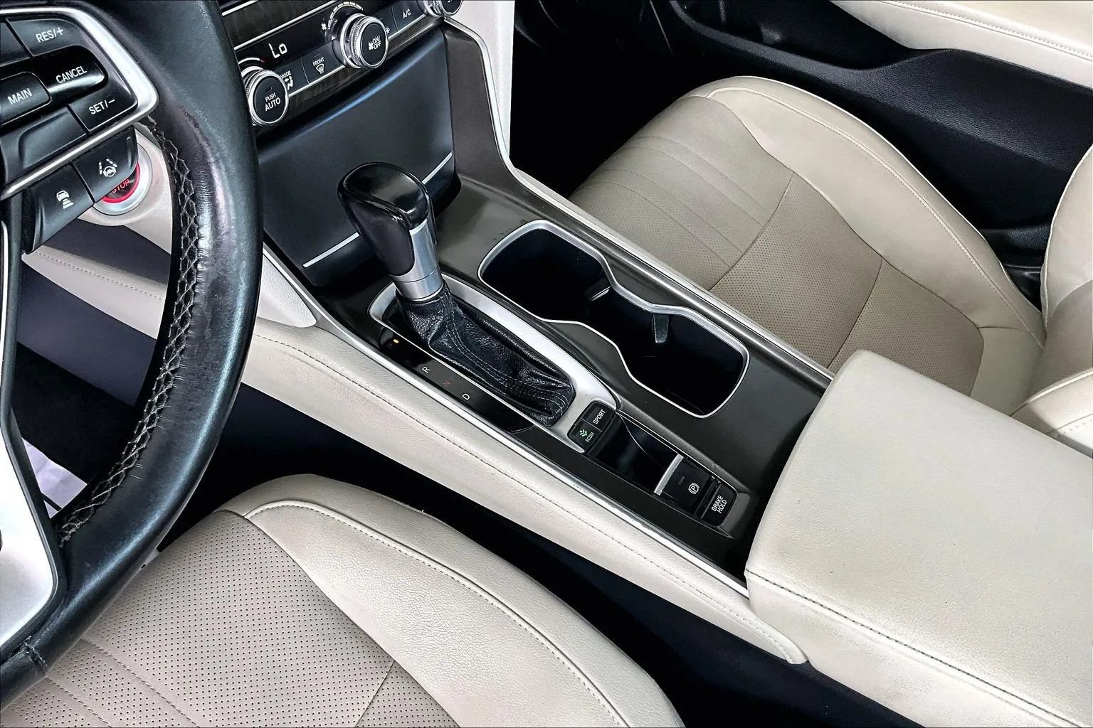 Used 2018 Honda Accord Touring image 15