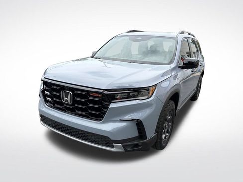 Used 2025 Honda Pilot TrailSport image 3