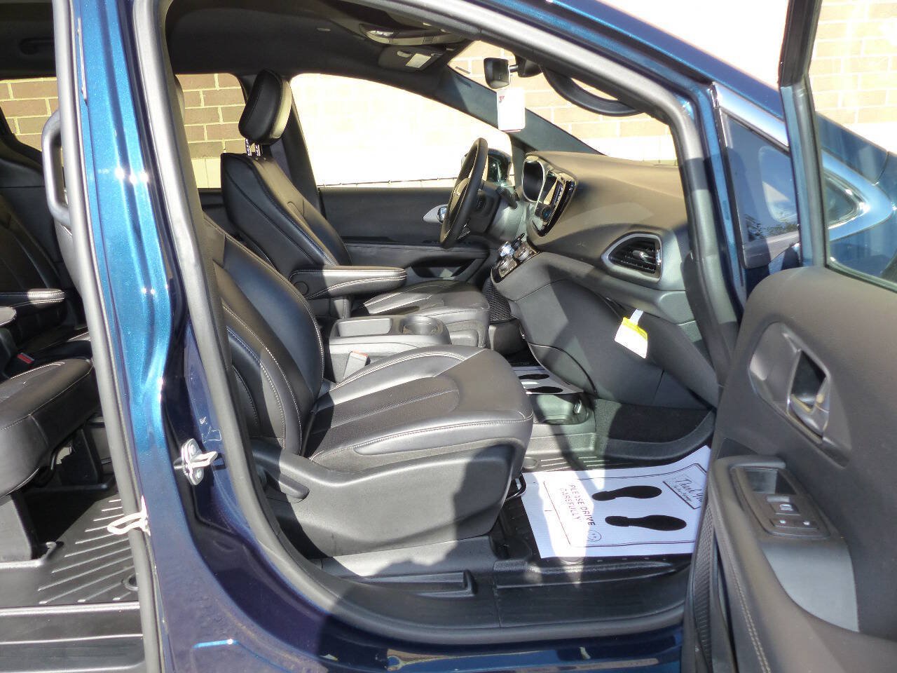 Used 2025 Chrysler Pacifica Select FWD image 43