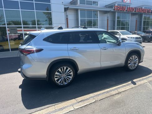 Used 2025 Toyota Highlander Platinum AWD/4WD image 4