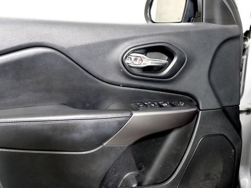Used 2019 Jeep Cherokee Latitude Plus FWD image 7