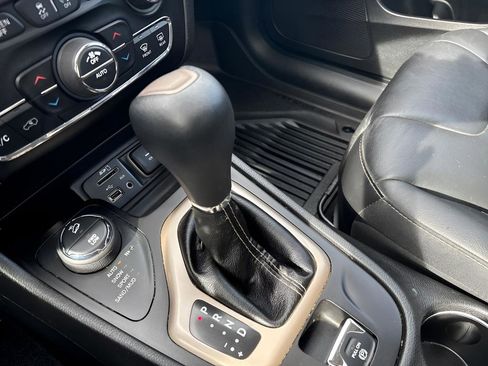 Used 2018 Jeep Cherokee Limited w/ High Altitude Package AWD/4WD image 17