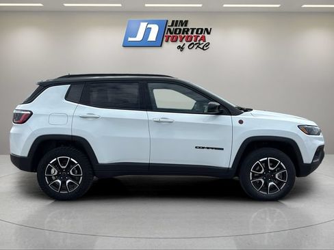 Used 2025 Jeep Compass Trailhawk AWD/4WD image 4
