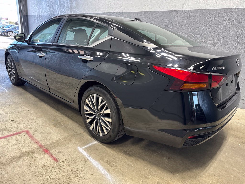 Used 2024 Nissan Altima 2.5 SV FWD image 3
