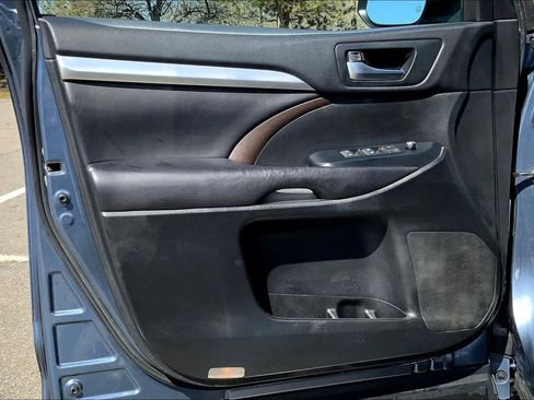 Used 2017 Toyota Highlander XLE AWD/4WD image 22