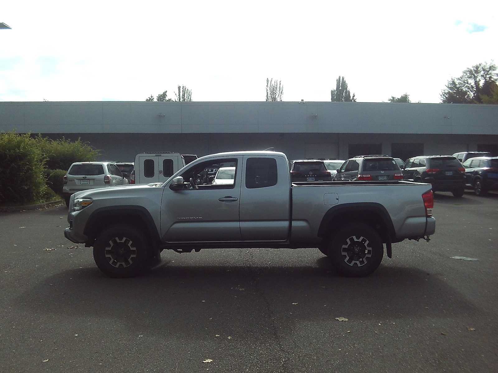 Used 2017 Toyota Tacoma TRD Off-Road w/ Premium & Technology Package AWD/4WD image 2