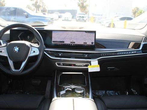 Used 2024 BMW X7 xDrive40i w/ Premium Package AWD/4WD image 11