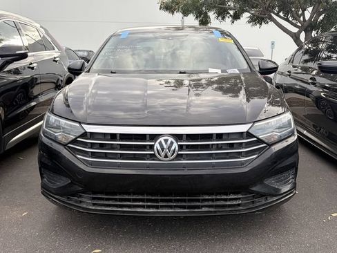 Used 2020 Volkswagen Jetta SE w/ SE Cold Weather Package FWD image 2