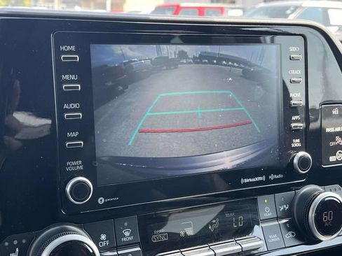 Used 2021 Toyota Highlander XLE AWD/4WD image 32