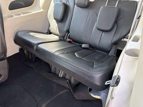 Used 2021 Chrysler Pacifica Touring-L FWD image 16