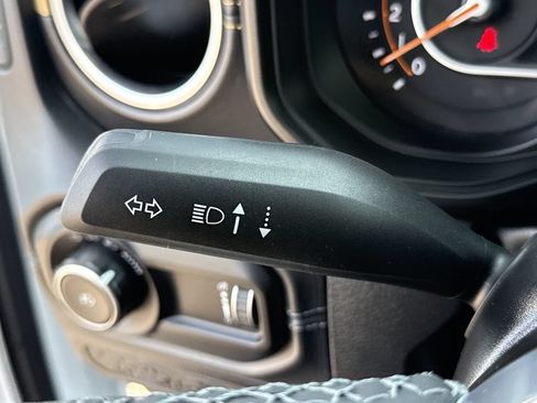 Used 2025 Jeep Wrangler Unlimited Sahara AWD/4WD image 26