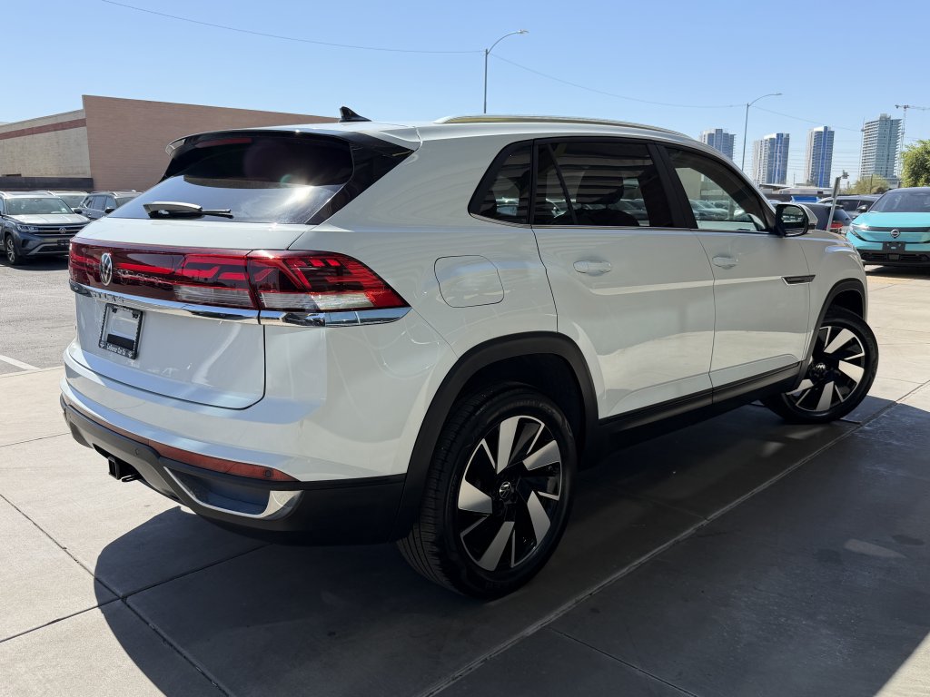 Used 2024 Volkswagen Atlas Cross Sport SE w/ Panoramic Sunroof Package FWD image 4