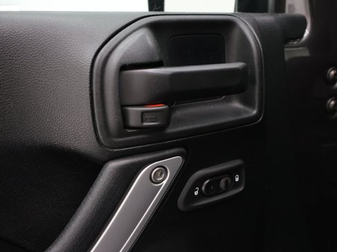 Used 2017 Jeep Wrangler Unlimited Sahara w/ Connectivity Group AWD/4WD image 35
