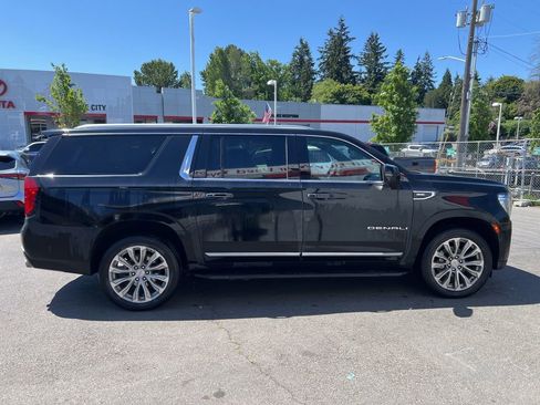Used 2023 GMC Yukon XL Denali w/ Advanced Technology Package AWD/4WD image 3