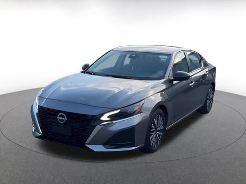 Used 2025 Nissan Altima 2.5 SV FWD image 4