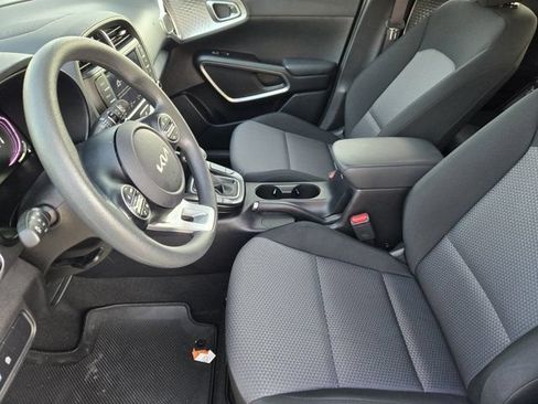 Certified 2025 Kia Soul LX w/ LX Technology Package FWD image 12