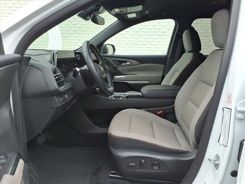 Used 2025 Chevrolet Traverse LT image 12