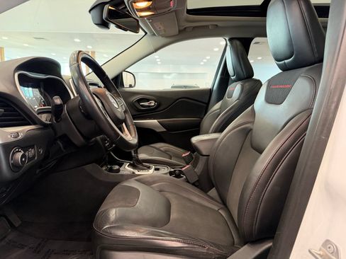 Used 2018 Jeep Cherokee Trailhawk w/ Comfort/Convenience Group AWD/4WD image 7