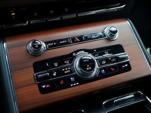 Used 2024 Lincoln Aviator Reserve w/ Equipment Group 201A AWD/4WD image 27