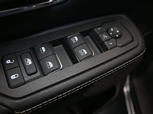 Used 2026 RAM 1500 Laramie AWD/4WD image 12