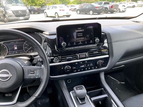 Used 2024 Nissan Pathfinder SV AWD/4WD image 18