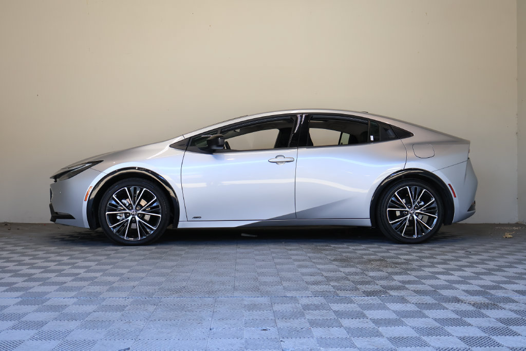 Used 2024 Toyota Prius XLE AWD/4WD image 7