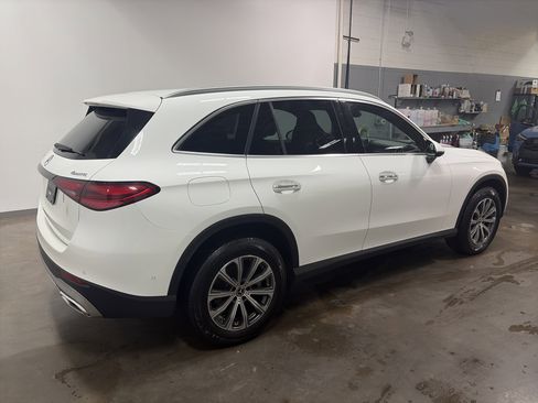 Used 2024 Mercedes-Benz GLC 300 4MATIC image 3