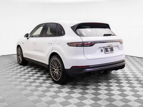 Certified 2022 Porsche Cayenne Platinum Edition image 3