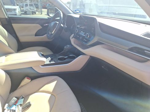 Used 2023 Toyota Highlander L image 34