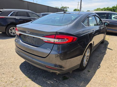 Used 2017 Ford Fusion SE FWD image 2