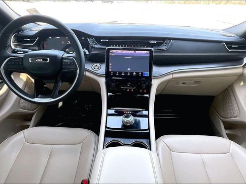 Used 2024 Jeep Grand Cherokee Limited image 12