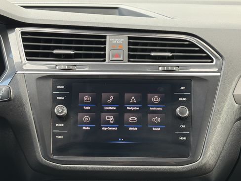 Used 2024 Volkswagen Tiguan SE AWD/4WD image 16