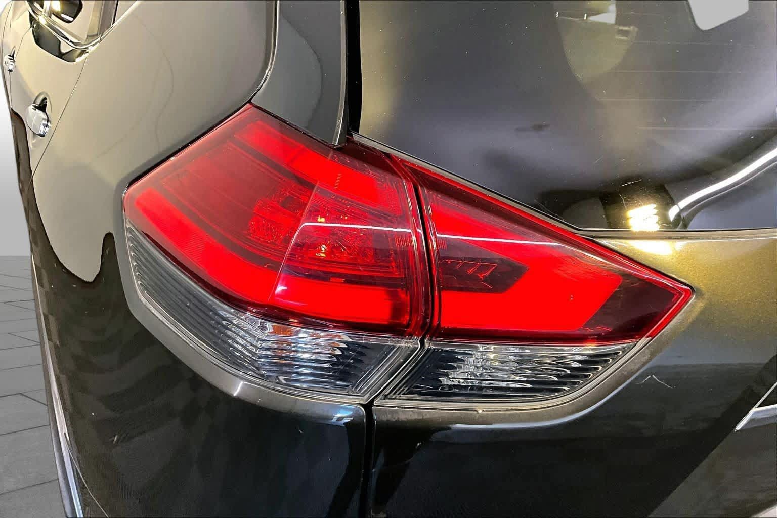 Used 2017 Nissan Rogue SV AWD/4WD image 28
