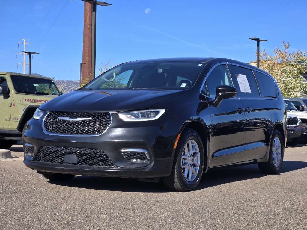 Used 2024 Chrysler Pacifica Touring-L FWD image 1