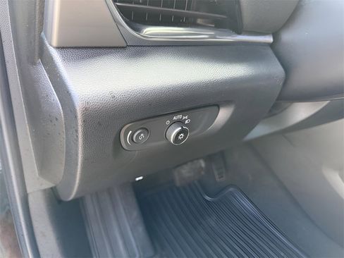 Used 2023 Chevrolet Traverse LT image 21