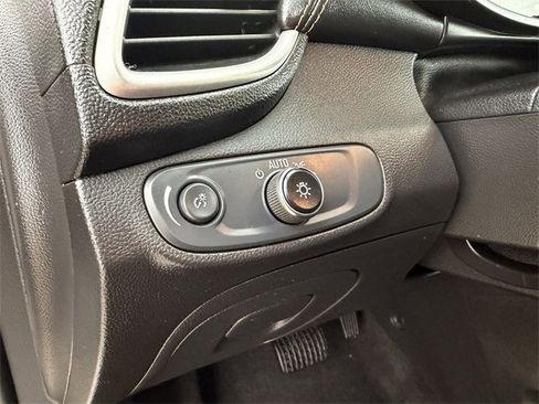 Used 2022 Chevrolet Trax LT w/ Redline Edition image 15