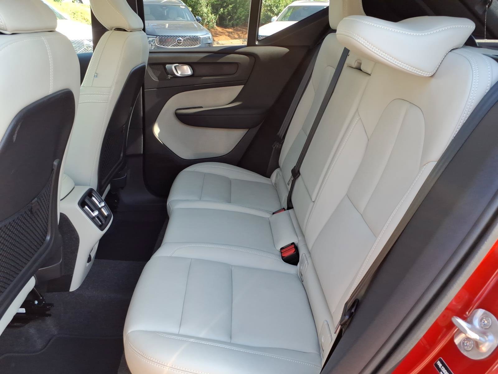 Certified 2025 Volvo XC40 B5 Plus AWD/4WD image 20