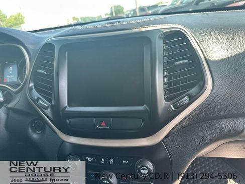 Used 2015 Jeep Cherokee Latitude w/ Cold Weather Group AWD/4WD image 15
