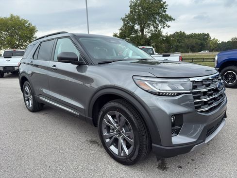 New 2025 Ford Explorer Active w/ Active Comfort Package image 3