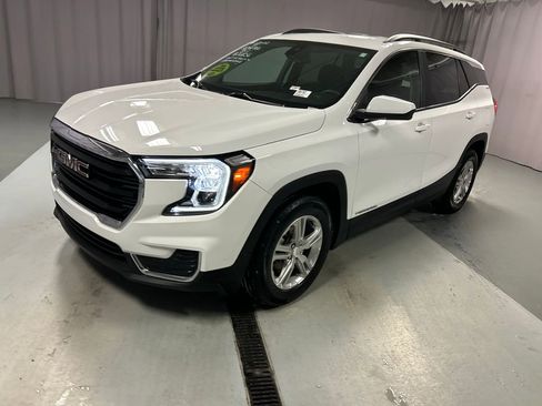 Used 2022 GMC Terrain SLE w/ Driver Convenience Package image 3