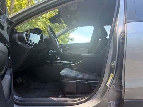 Used 2025 Chevrolet Trax LT FWD image 24